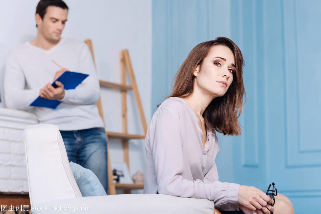 咨询与专业心理学家的女人